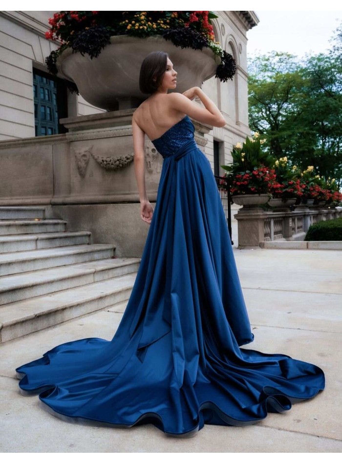 Robe longue de fête avec une encolure...