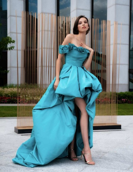 Robe longue asymétrique avec fleurs et plumes à l'encolure