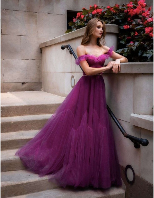 Vestido largo de fiesta con escote corazón y capas de tul brillante