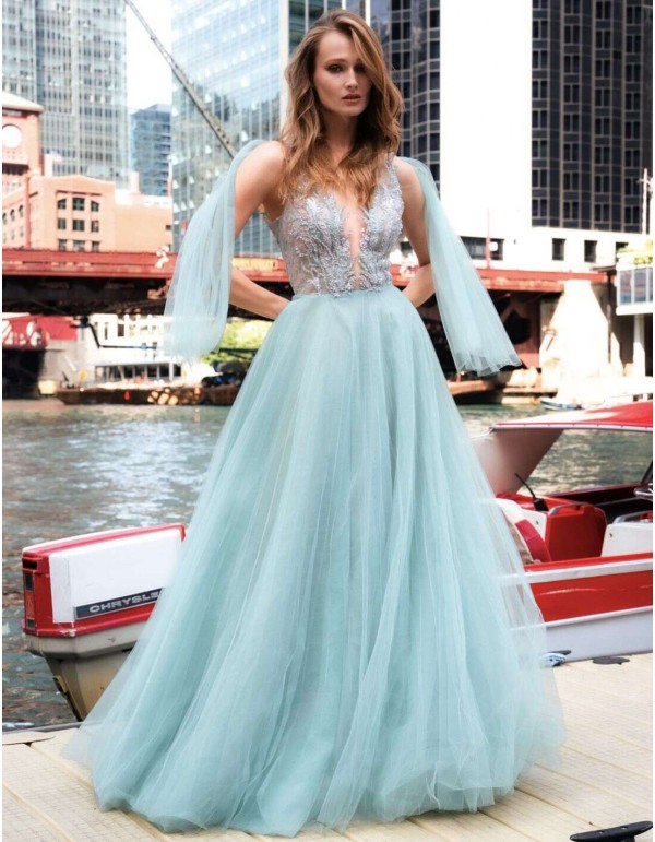 Vestido largo de fiesta con bordado de pedrería y tul