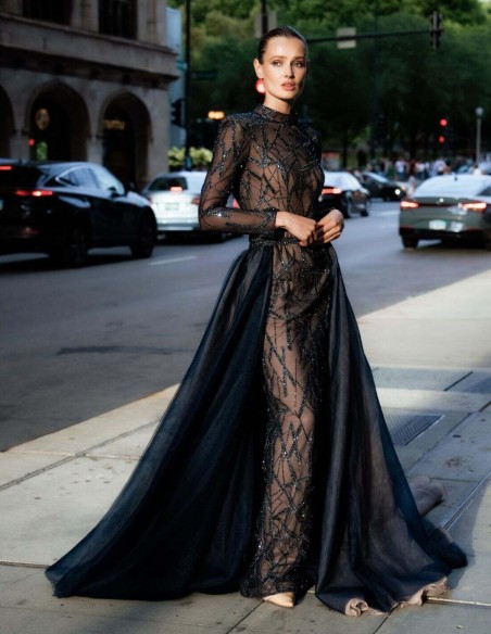 Vestido largo de fiesta con transparencias y lentejuelas Vestido largo de fiesta con transparencias y lentejuelas