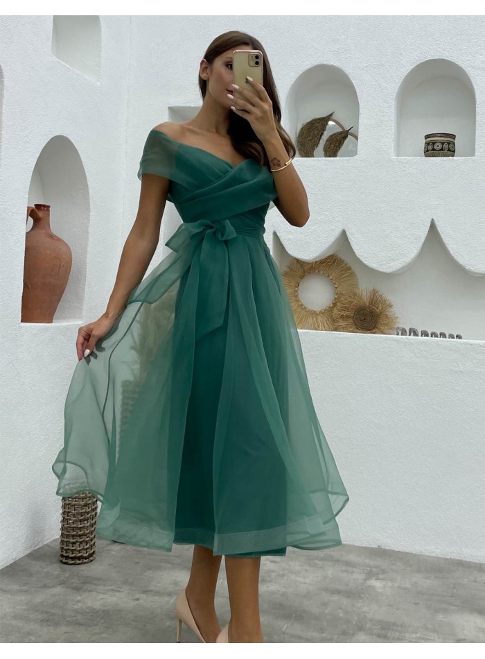 Robe de cocktail avec encolure bandeau en tulle