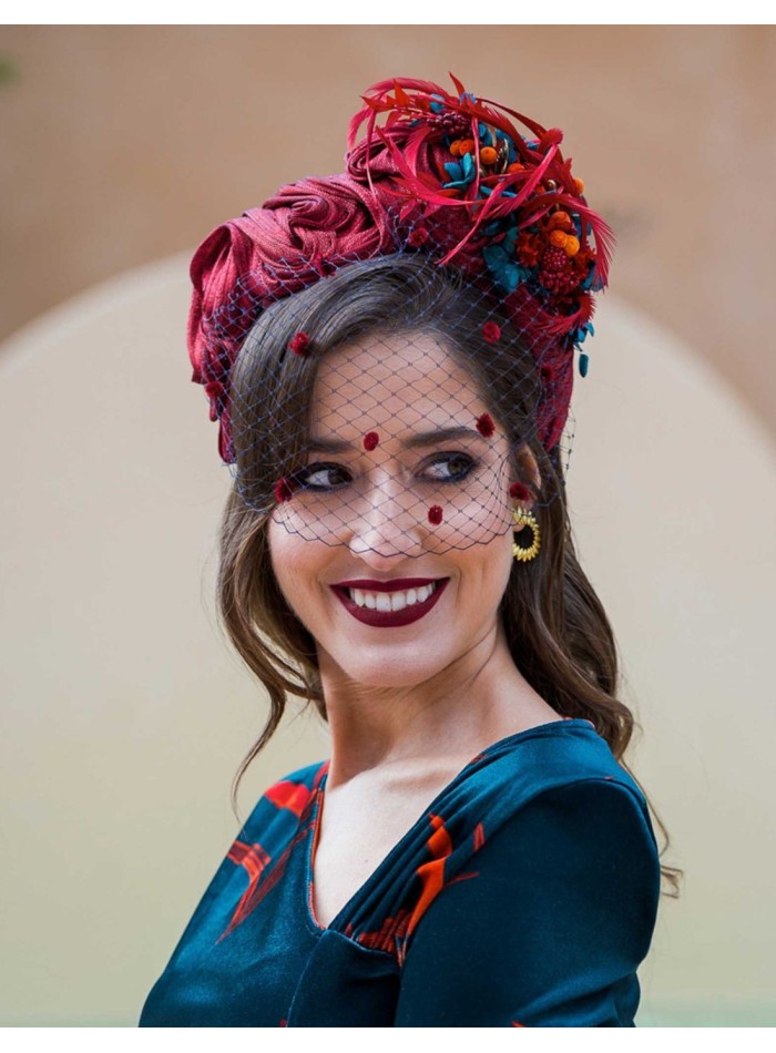 Diadema arrugada con flores preservadas y plumas - Invitada Perfecta