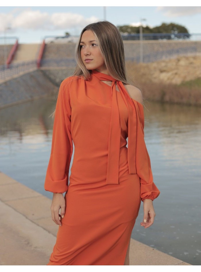 Vestido cóctel naranja escote asimétrico y manga larga