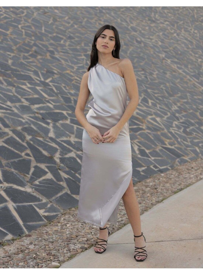 Robe de soirée midi en satin argenté avec encolure asymétrique - Cristina Calvo