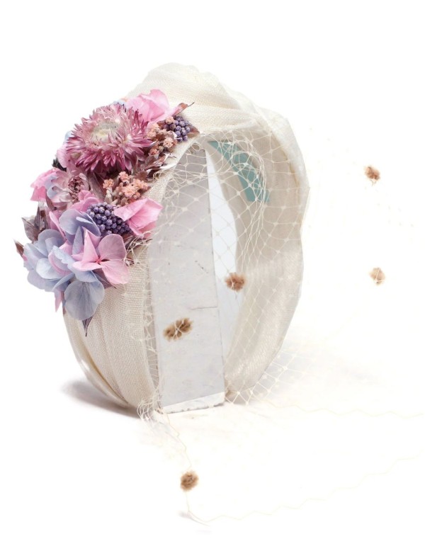 Bandeau en sinamay brut froissé avec fleurs préservées 2