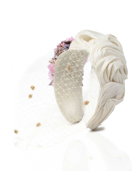 Diadema cruda arrugada de sinamay con flores preservadas