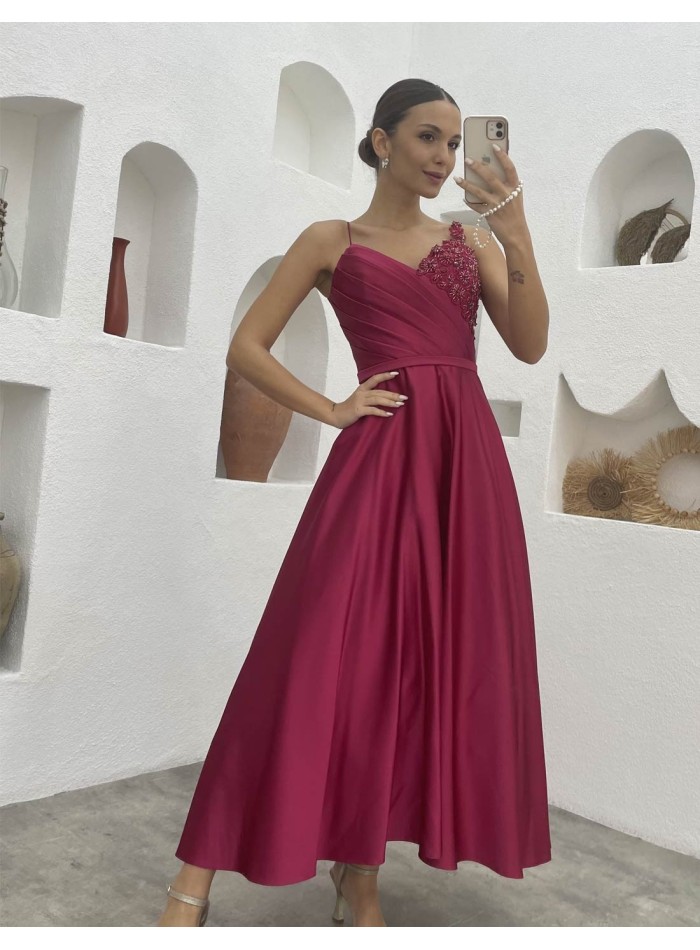 Vestido midi de fiesta con escote corazón y bordados