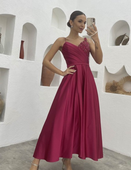 Vestido midi de fiesta con escote corazón y bordados Vestido midi de fiesta con escote corazón y bordados