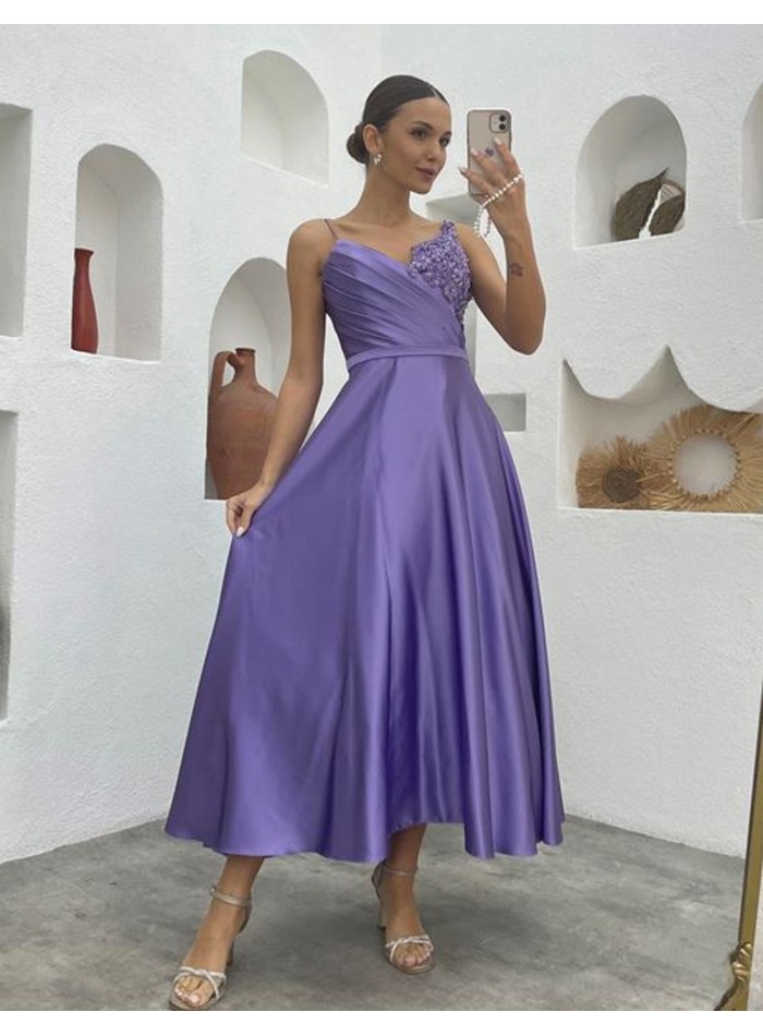 Vestido midi de fiesta con escote corazón y bordados