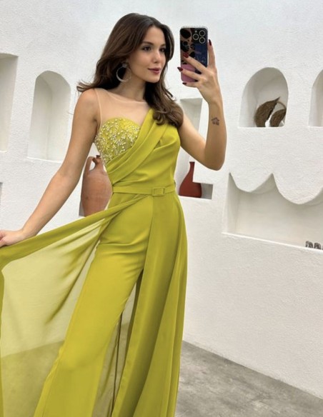 Combinaison de soirée avec cape et encolure asymétrique avec strass