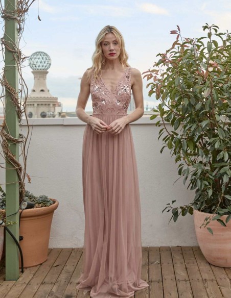 Long party dress with V-neckline and tulle skirt