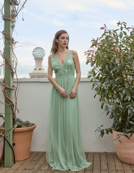 Long party dress with V-neckline and tulle skirt