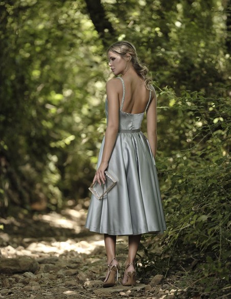 Robe de bal courte avec une jupe en lamelles et des bretelles en strass