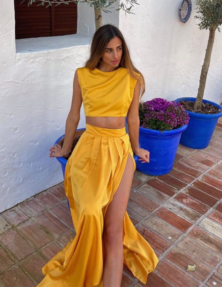 Long party skirt in mustard color with slit | INVITADISIMA