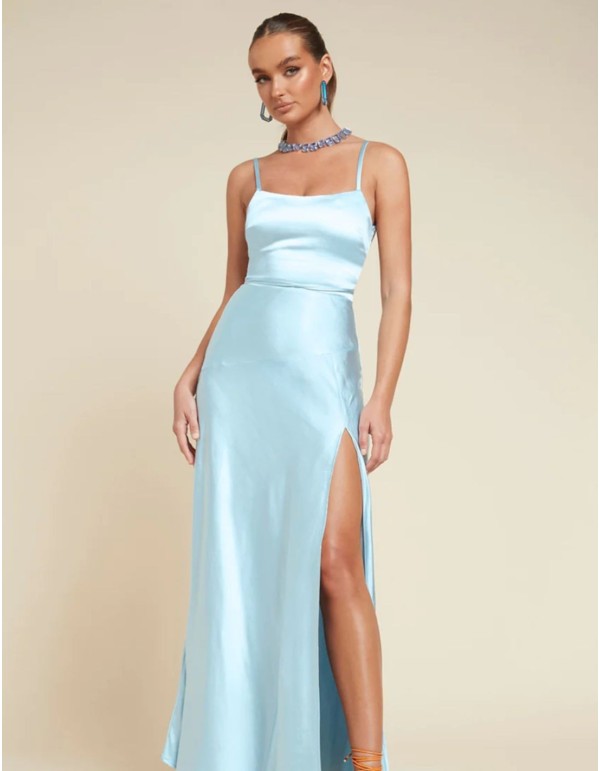 Robe midi bleu ciel Ă  bretelles et jupe courte