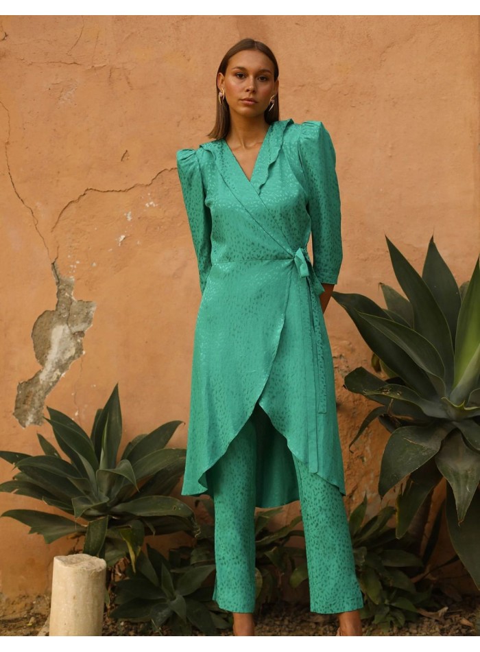 Conjunto blusa cruzada y pantalón recto de jacquard verde