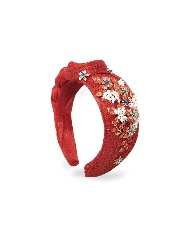 Bandeau noué avec des ornements et des pistils...