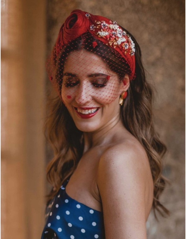 Bandeau noué avec des ornements et des pistils ornés de...