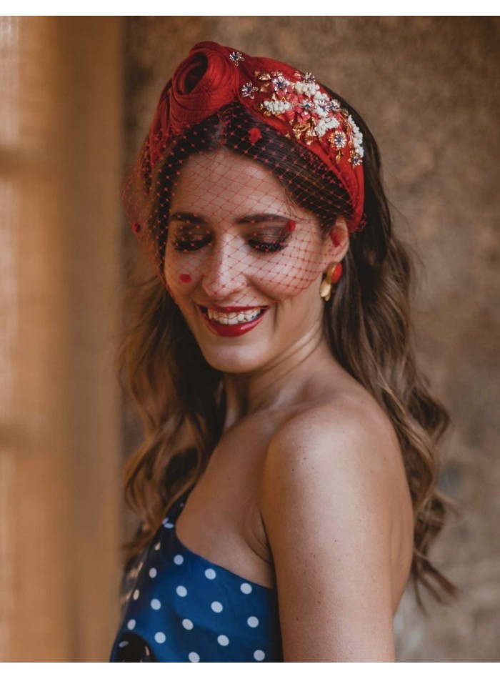 Bandeau noué avec des ornements et des pistils ornés de bijoux