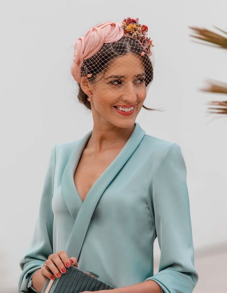 Diadema de fiesta arrugada con nudos y adorno lateral floral