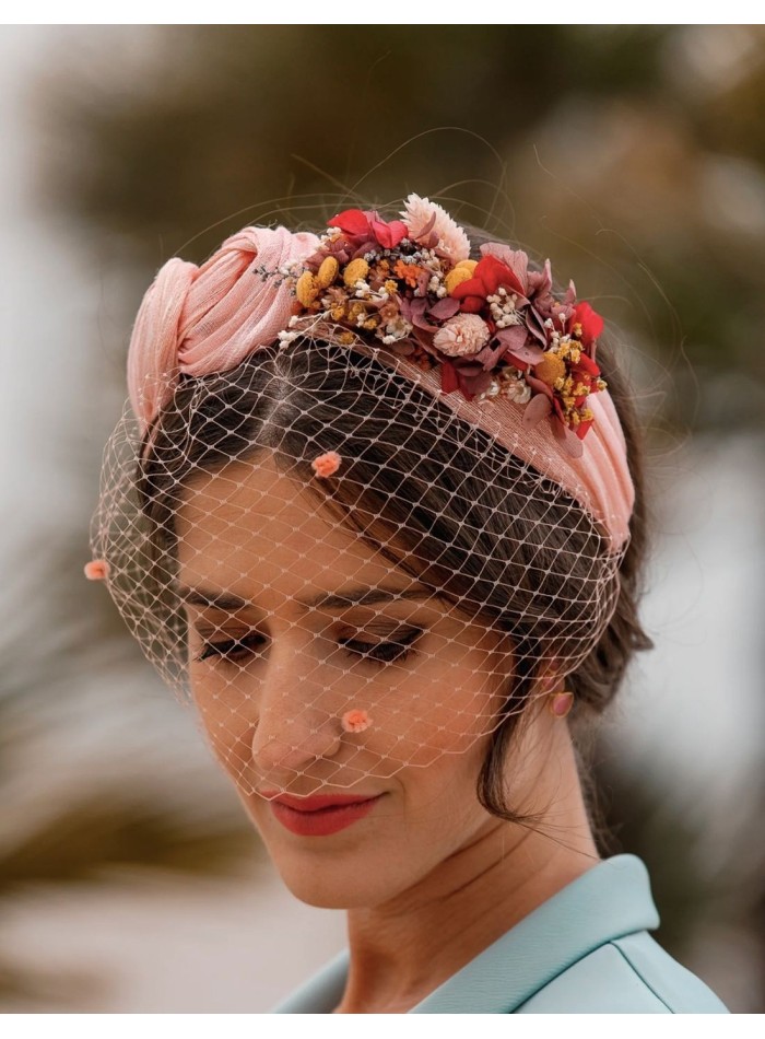 Serre-tête de fête à volants avec nœuds et décoration florale sur le côté