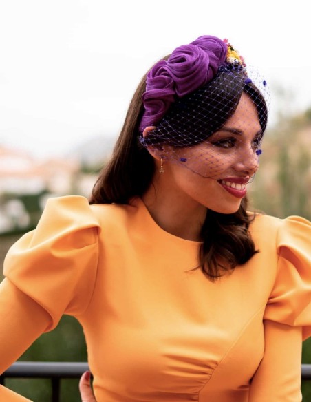 Diadema anudada morada con flores preservadas