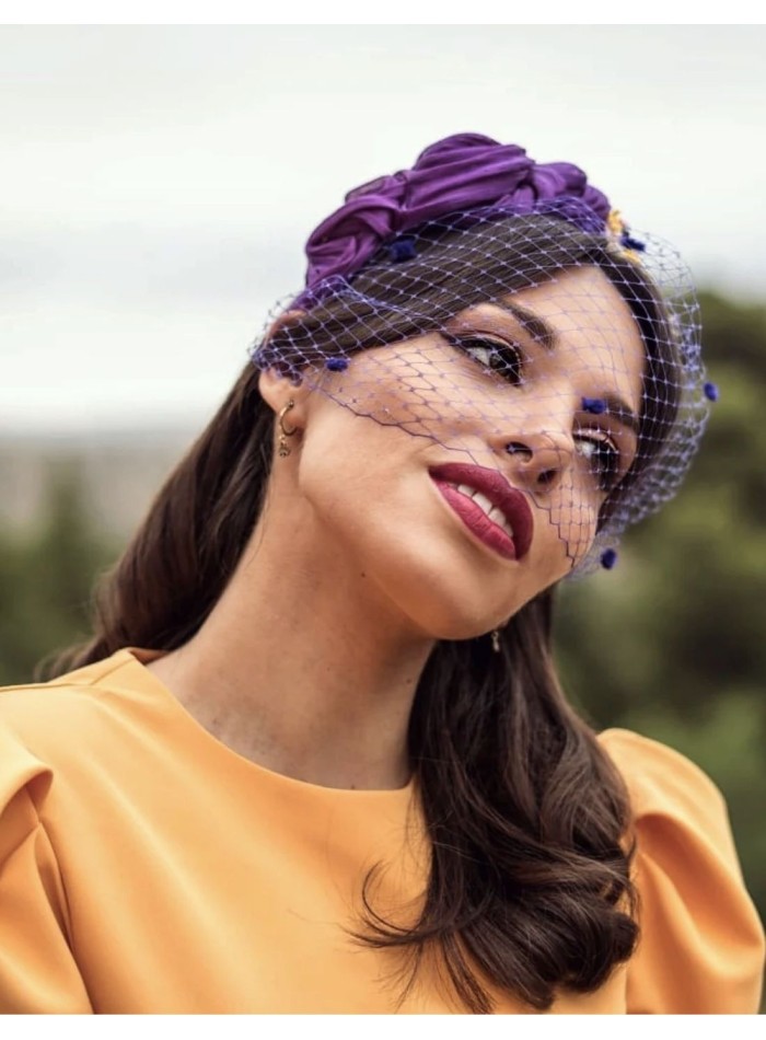 Bandeau noué violet avec fleurs préservées