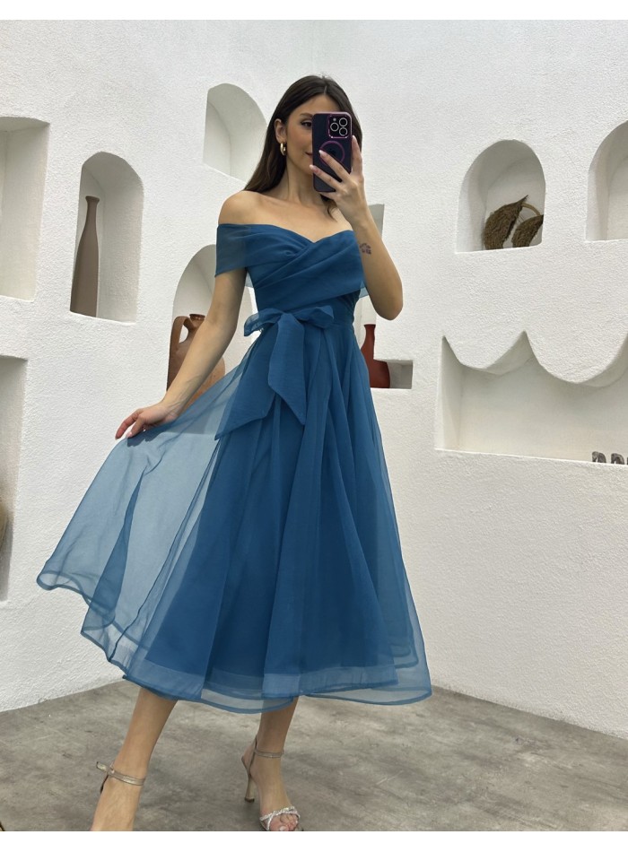 Robe de cocktail midi avec encolure bandeau et nœud à la taille