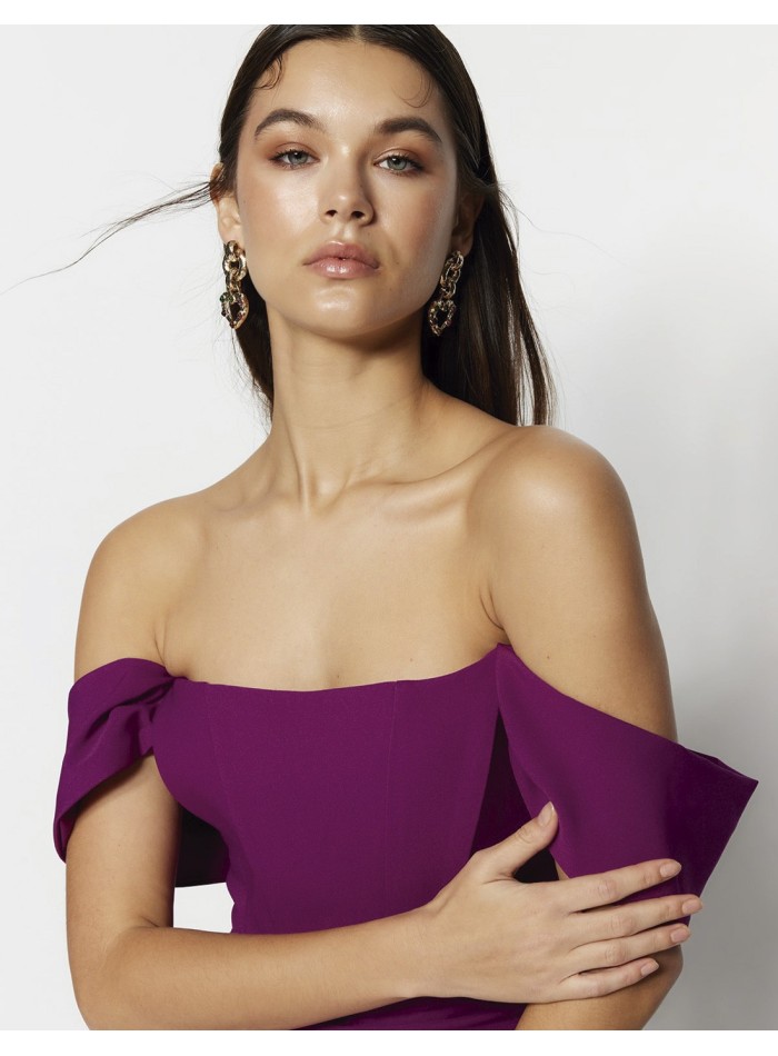 Cocktail dress with bodice bodice and small sleeves purple