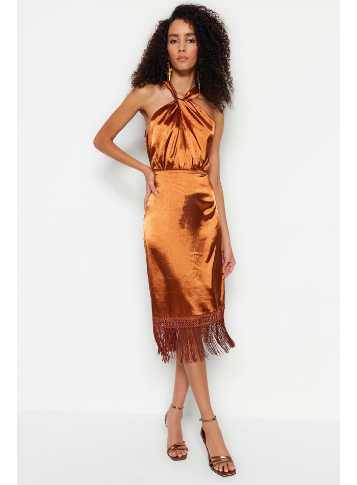 Cocktail dress with halter neckline and fringes for guests