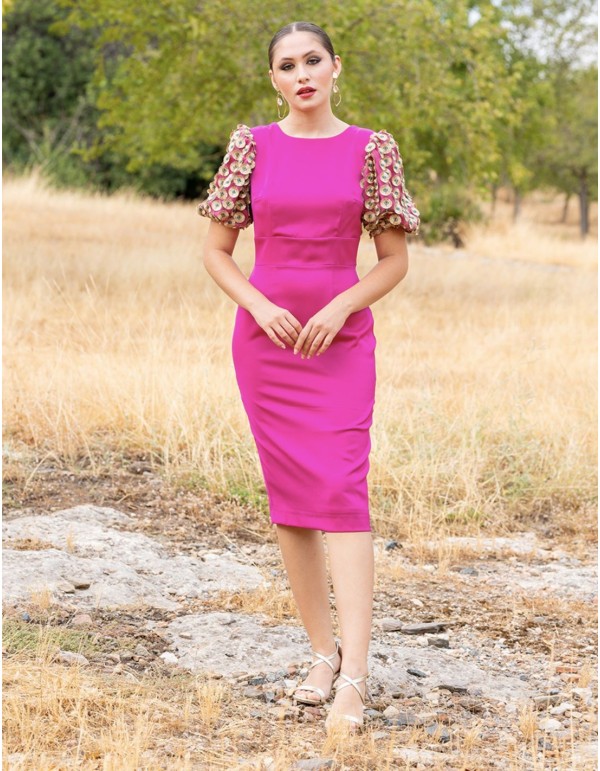 Robe courte avec décolleté dans le dos et manches courtes...