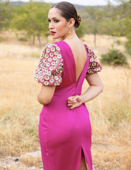 Cocktail dress with back neckline and short puffed sleeves