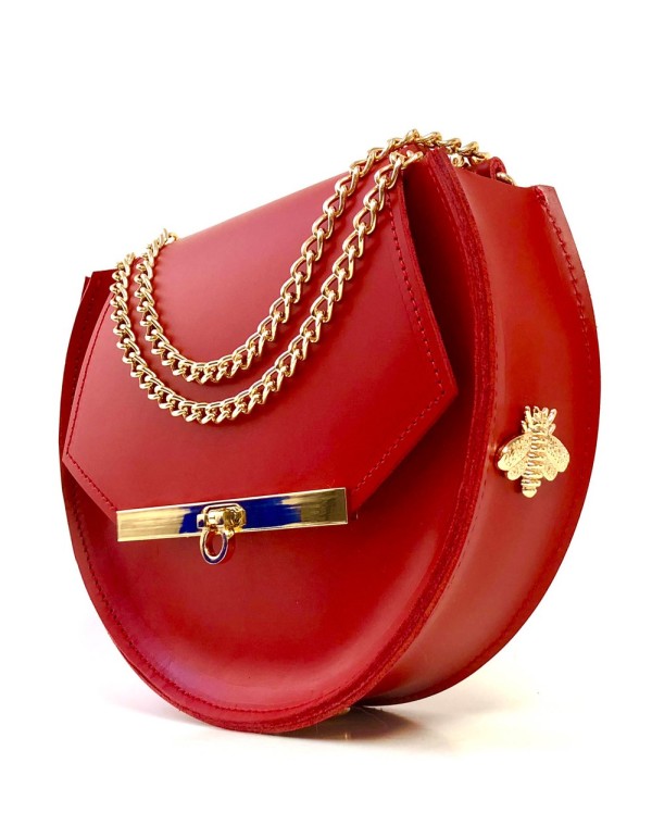 Bolso de piel rojo con detalles de abejas y cadena larga de Angela Valentine.