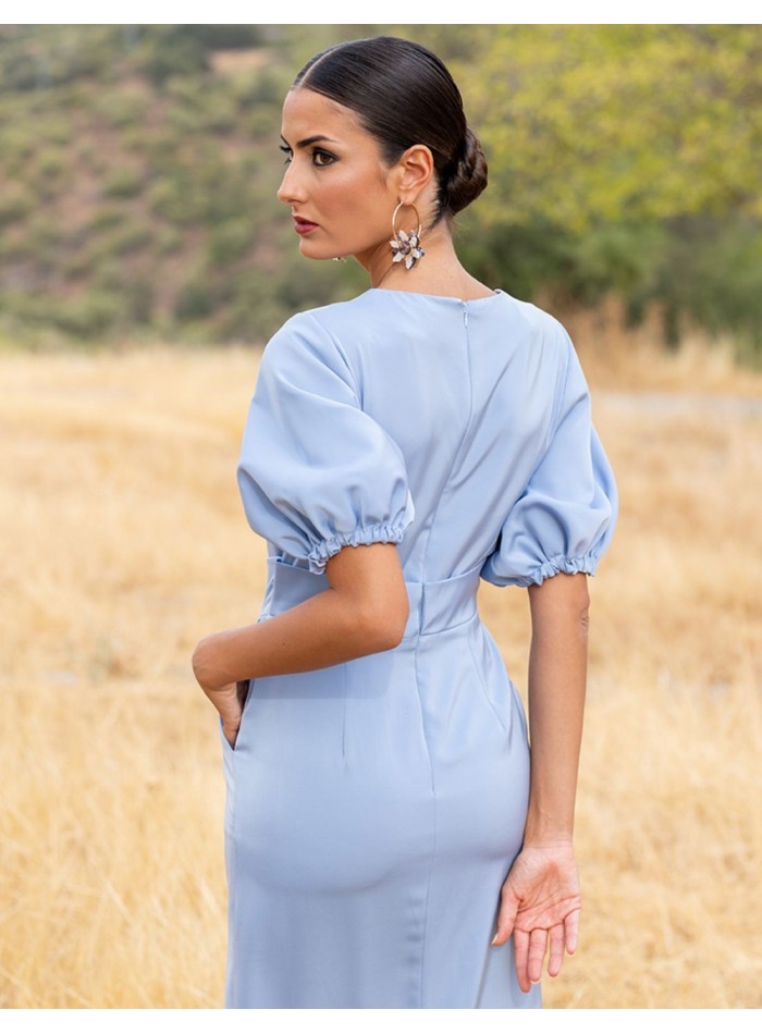 Pastel midi dress with central slit and neckline