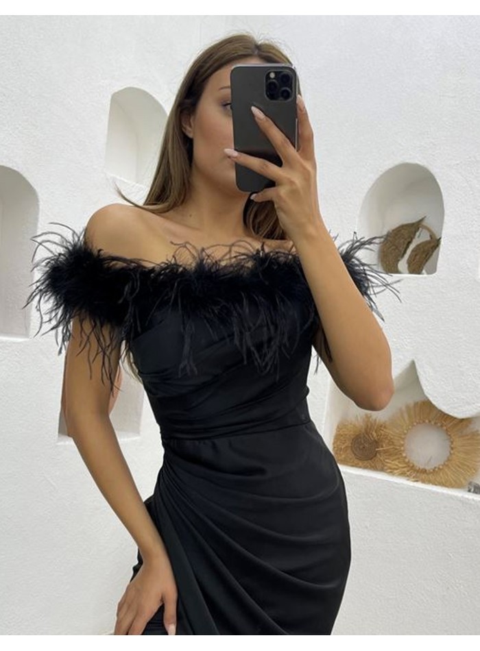 Robe longue de fête avec encolure bardot à plumes et fente sur le côté