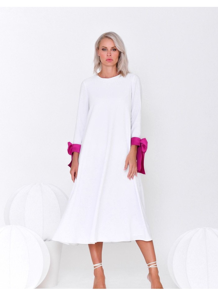 Plain midi dress with round neckline and long lace sleeves