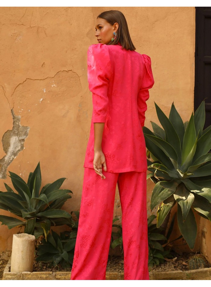 Traje de chaqueta con tejido fluido y pantalón palazzo en color rosa fucsia