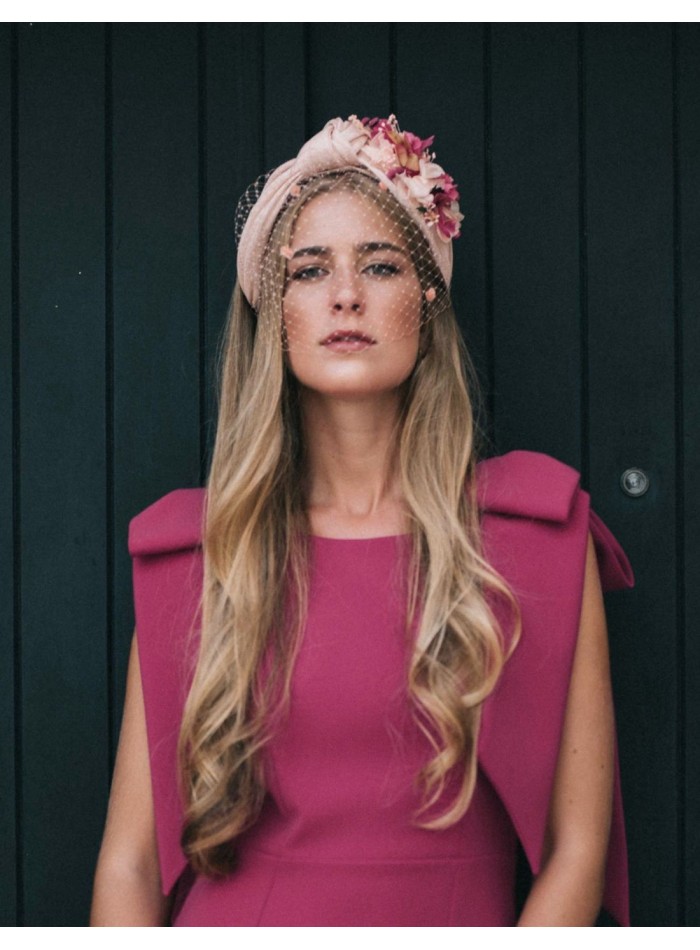 Bandeau rose noué avec des fleurs préservées