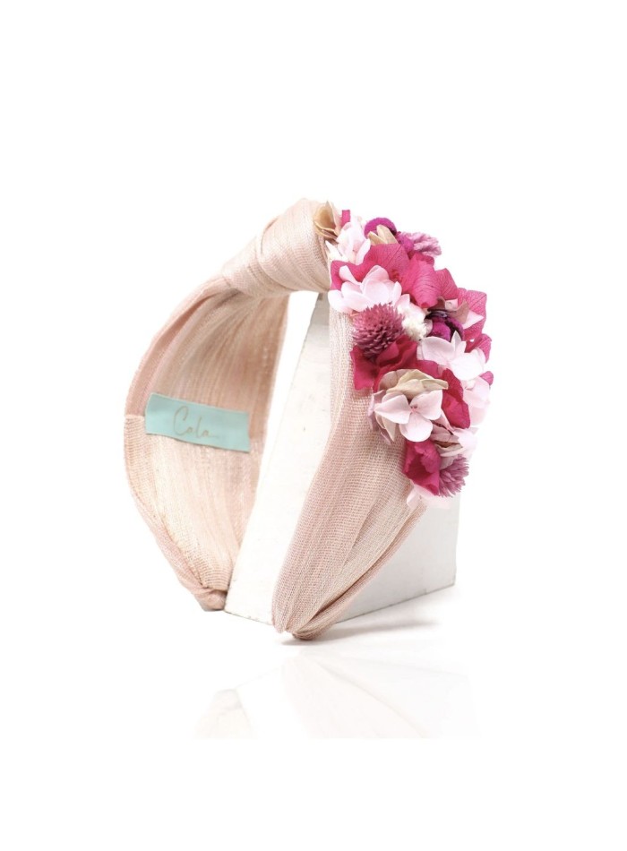 Diadema anudada rosa con flores preservadas