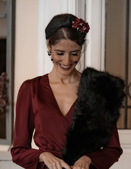 Diadema anudada negra con flores preservadas