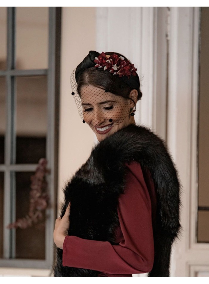 Diadema anudada negra con flores preservadas