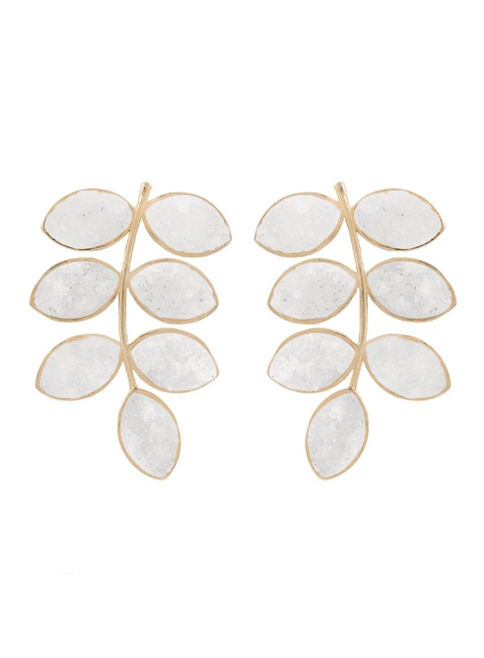 Pendientes en forma de hoja en color blanco perfectos para darle ese toque a cualquier look.