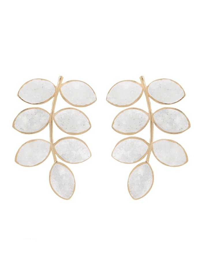 White leaf shaped earrings perfect to give that touch to any look.