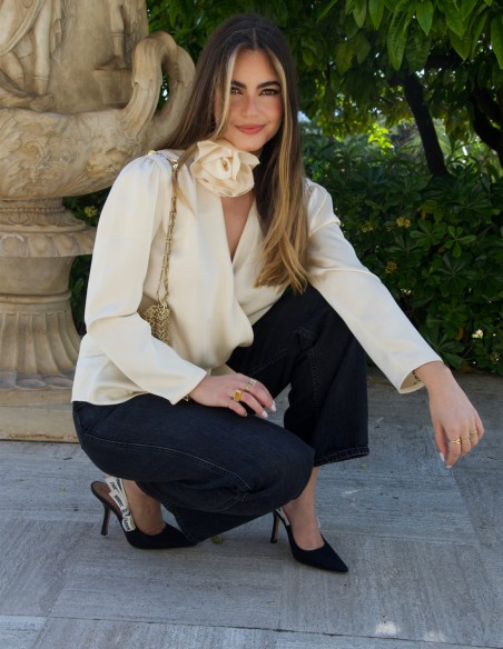 Blusa de fiesta satinada con diseño cruzado y flor en el cuello de Elsa Barreto Blusa de fiesta satinada con diseño cruzado y flor en el cuello de Elsa Barreto