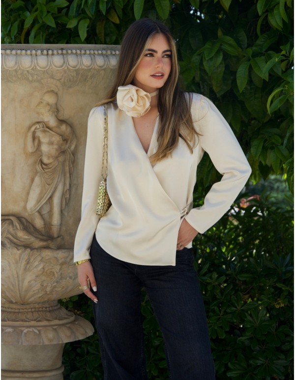 Blusa de fiesta satinada con diseño cruzado y flor en el cuello