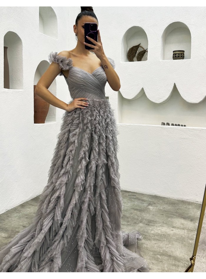 Robe longue de fête avec encolure bandeau drapée en tulle