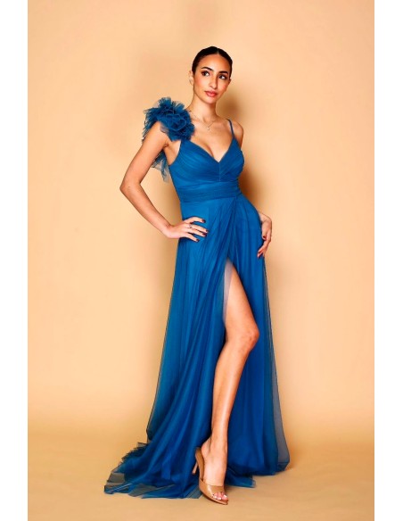 Tulle evening dress with decorated shoulder for guests