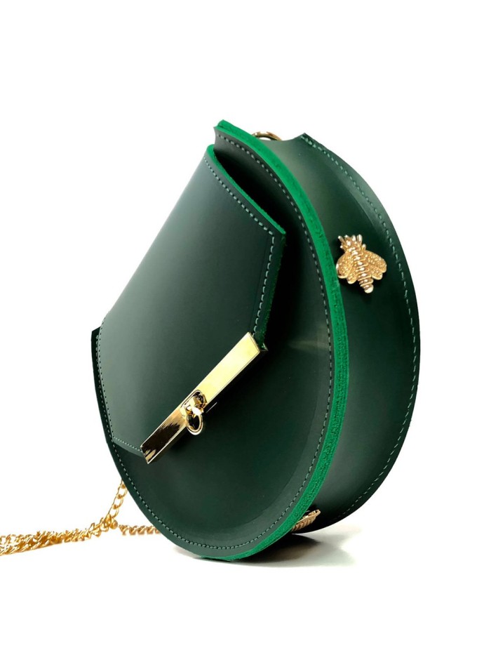 Bolso de piel verde esmeralda con detalles de abejas y cadena larga de Angela Valentine.
