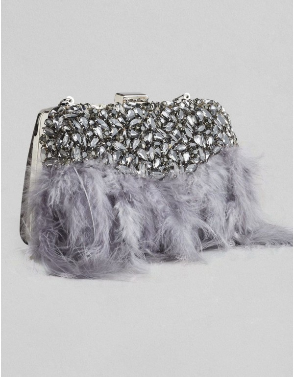 Bolso de fiesta con asa y pedrería con plumas en color plata. 2
